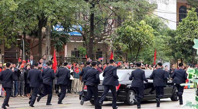 VIDEO: Kim Jong-un, pe străzile din Hanoi, cu  bodyguarzii alergând pe lângă limuzină