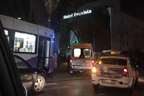 Ambulanță lovită de tramvai într-o intersecție din Timișoara