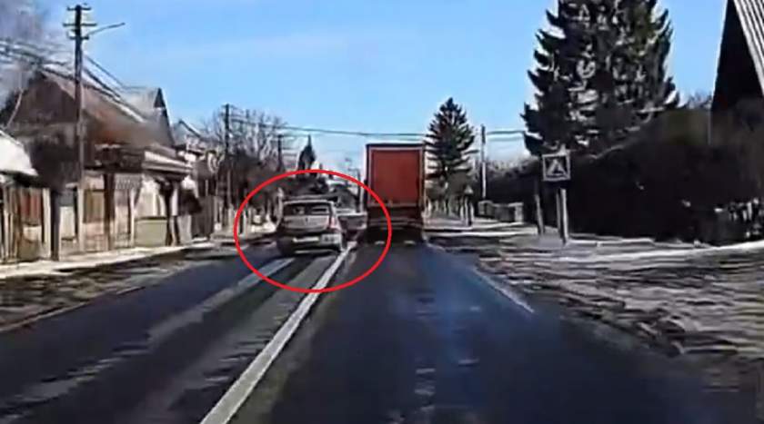 VIDEO – Depăşire criminală printre TIR-uri. Şoferul „kamikaze”, filmat pe un drum din Suceava