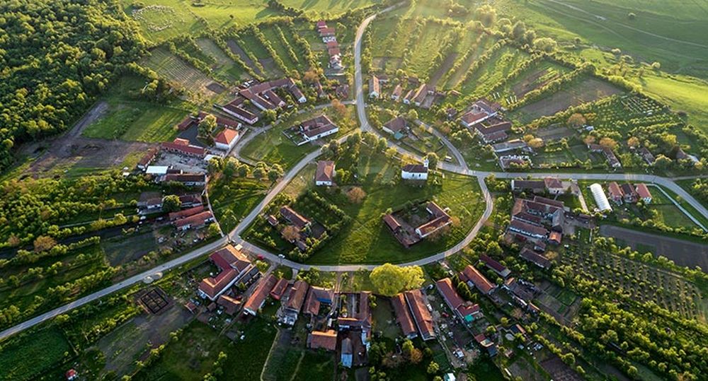 Cum a apărut și care sunt legendele singurului sat rotund din România, aflat în Banat