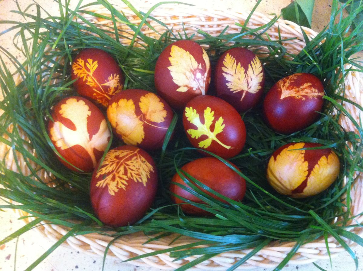 Paștele în Banat: Cum vopsim ouăle cu legume sau fructe pentru culori naturale