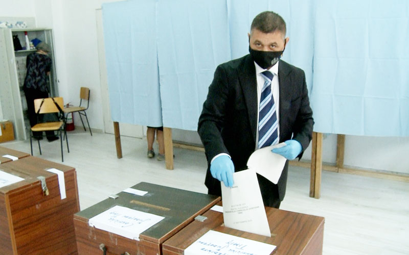 [FOTO] Liviu Brîndușoni a VOTAT la ora 11.00, la secția 224, amenajată în Școala Gimnazială „Eftimie Murgu”