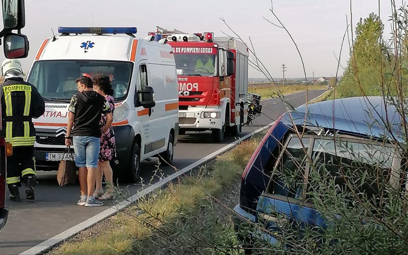 [FOTO] Accident grav în Timiş. Autoturism izbit de un camion.