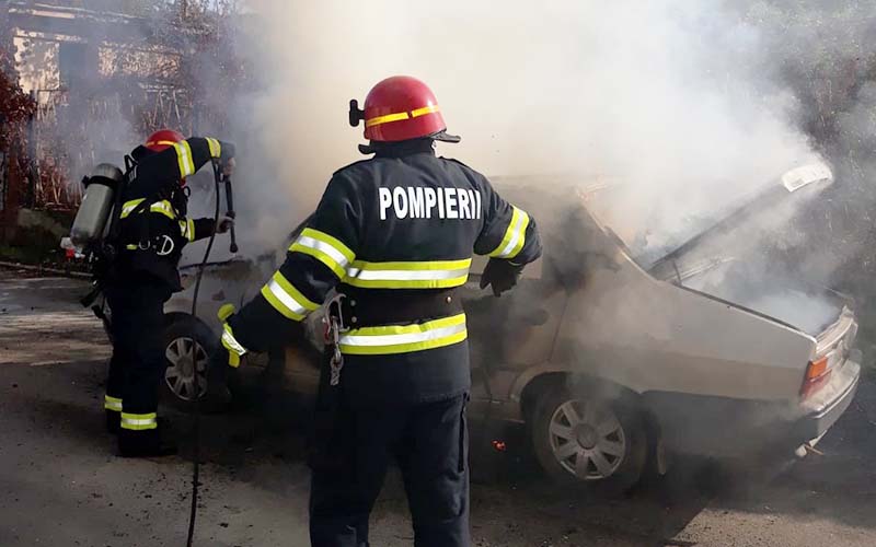 [FOTO] O maşină a luat foc în trafic, la Lugoj