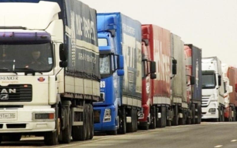 Sute de camioane aşteaptă la intrarea în Ungaria