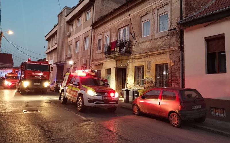 Explozie la un imobil din Timișoara. O persoană blocată sub dărâmături.