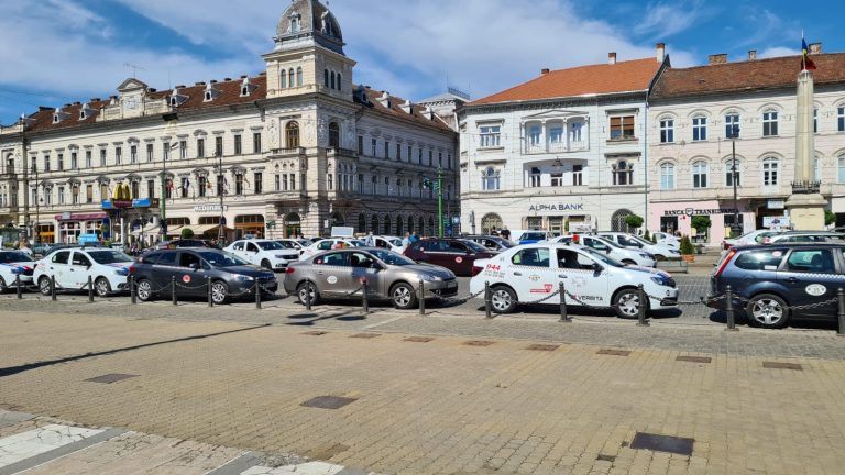 Zeci de taximetriști din Arad au mers în coloană la centrul de vaccinare din mașină