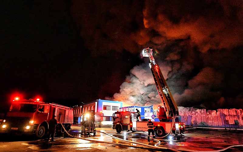 [FOTO-VIDEO] Incendiu de proporții la hala unui producător de frigidere lângă Timișoara