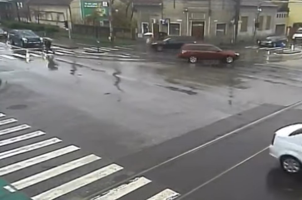 VIDEO. Tânăr spulberat pe trecerea de pietoni de o mașină, la Timișoara.