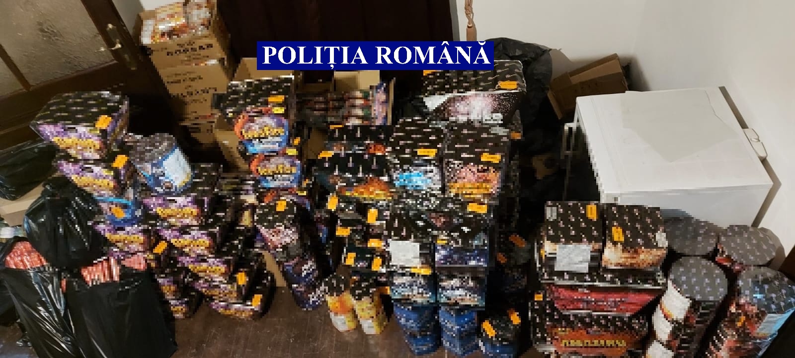 Polițiștii au confiscat sute de kilograme de petarde și artificii, dar și mii de țigări.