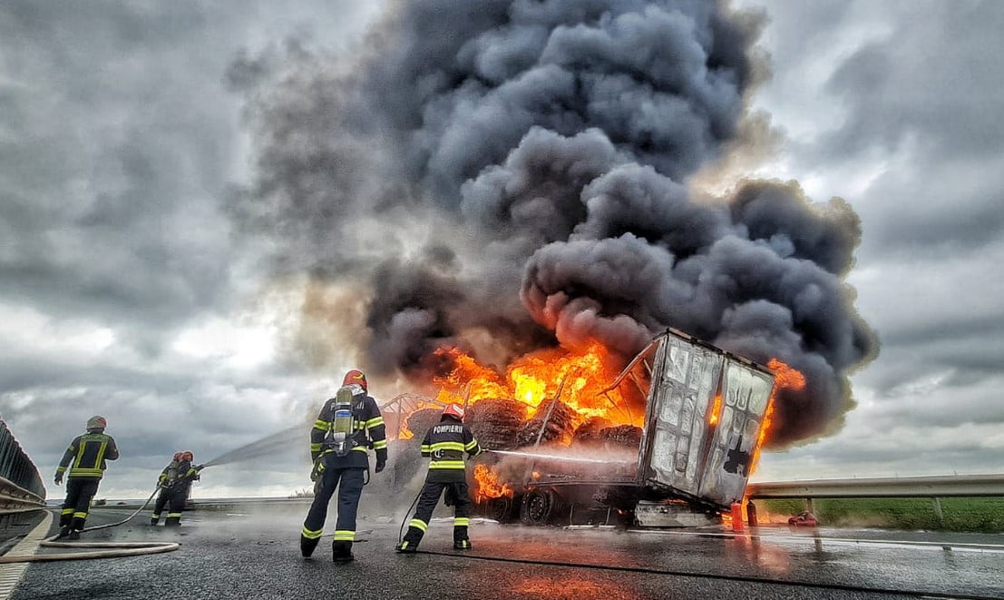 (FOTO) Incendiul violent pe autostrada A1. Autotrenul era încărcat cu deșeuri de mase plastice.
