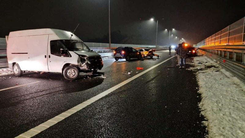 Traficul pe autostrada A1 Sibiu – Deva a fost reluat, după ce autoritățile l-au închis din cauza poleiului.