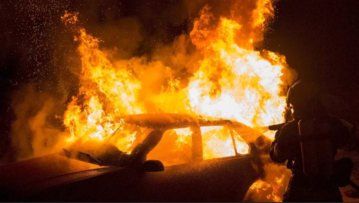 [FOTO] Cinci mașini au luat foc într-o parcare din Lugoj.