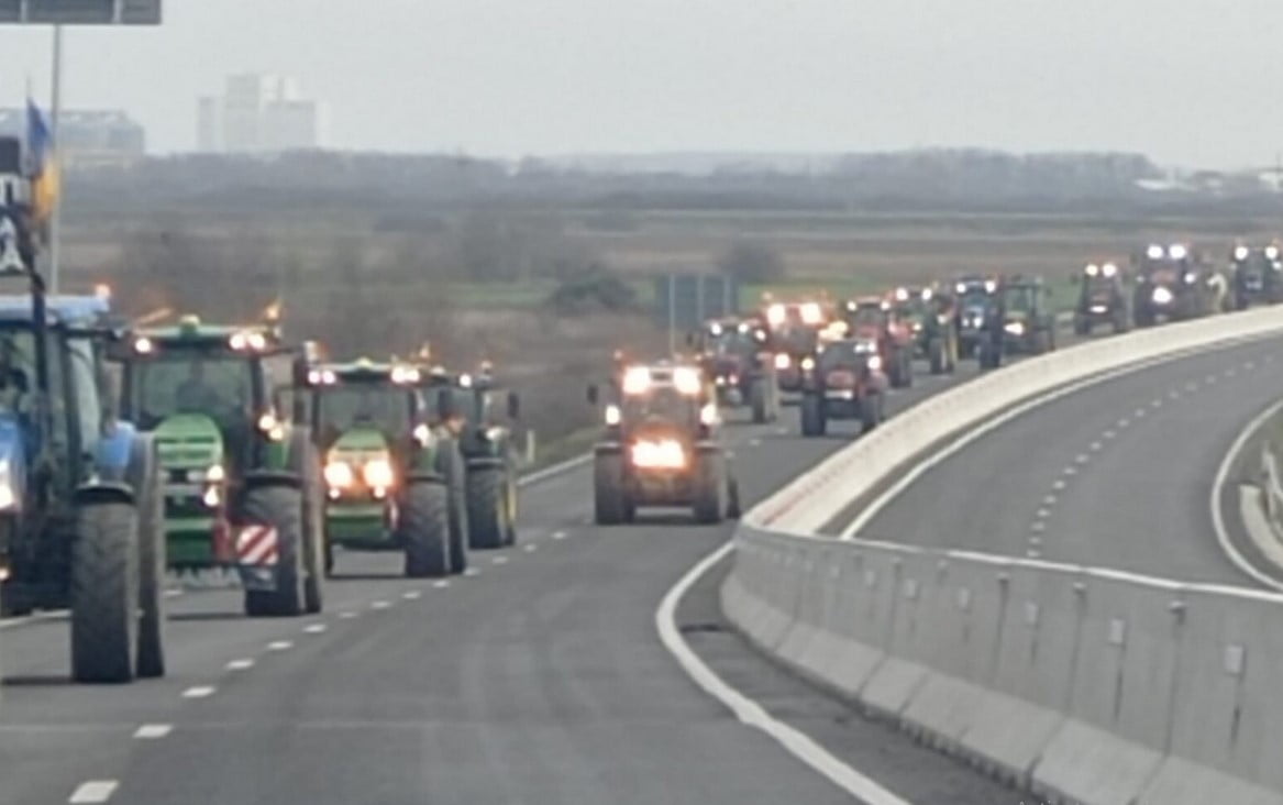 Fermierii din Timiș și Arad anunță că vor bloca, vineri, cu utilaje trei puncte de descărcare de pe autostrada A 1