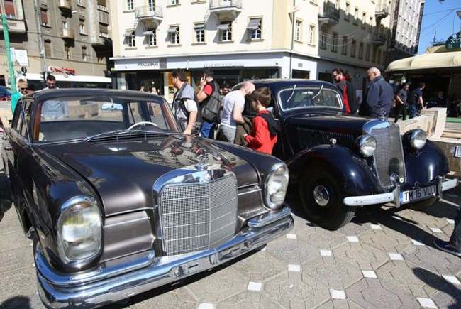 Retroparada Primăverii 2023. Peste 100 de vehicule vechi vor fi expuse în Piața Unirii din Timișoara