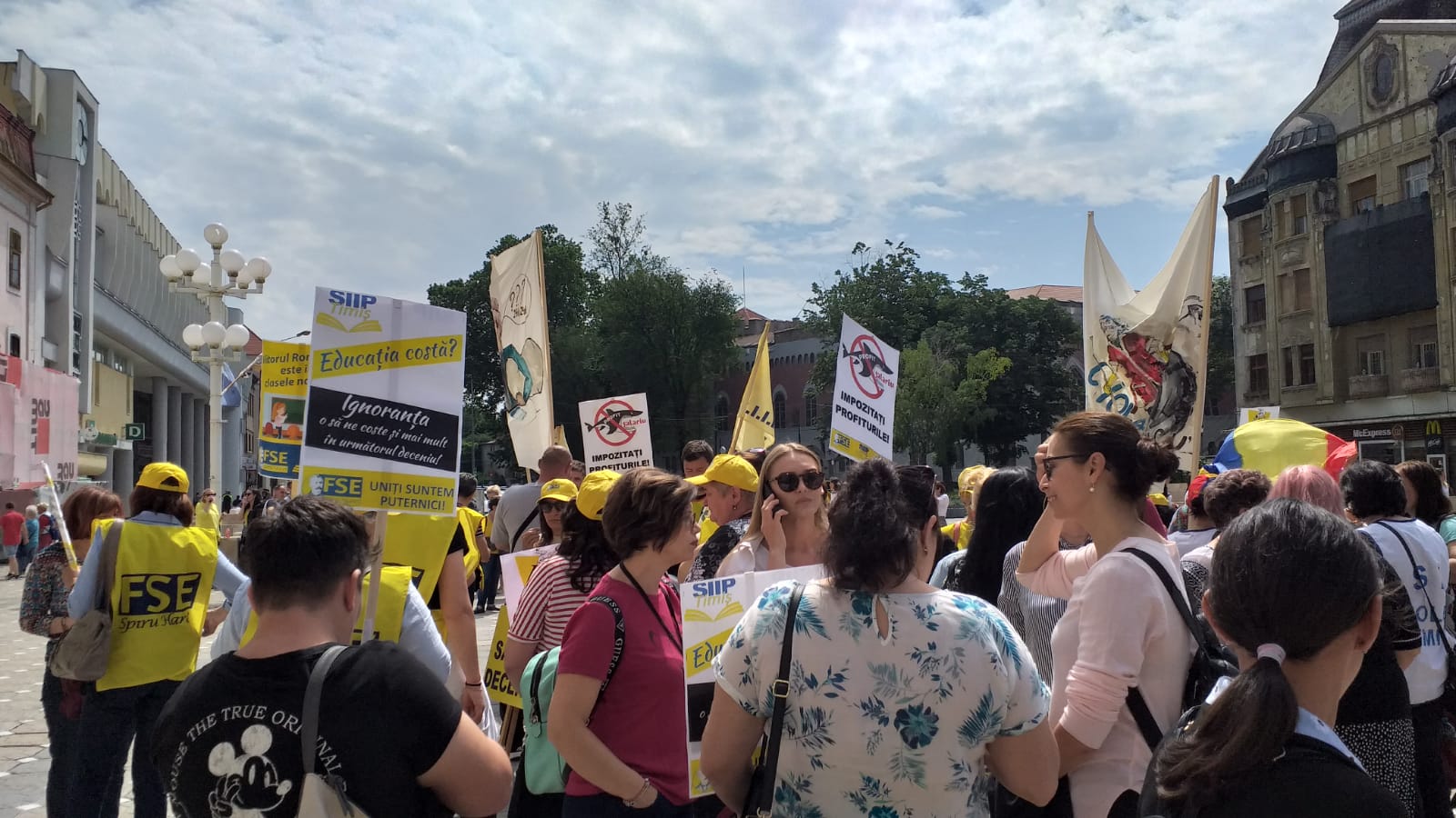 Peste o mie de angajați din învățământ au ieșit la Marșul demnității de la Timișoara