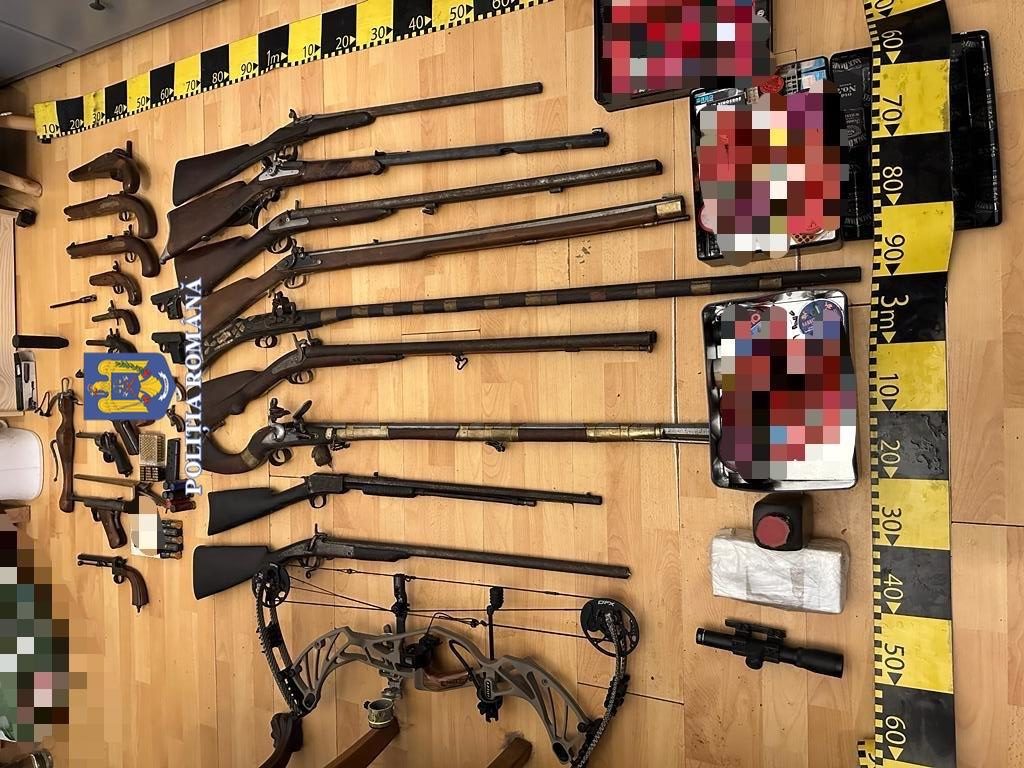 Poliţiştii timișeni au descoperit zeci de arme, în casa unui bărbat din Timișoara.
