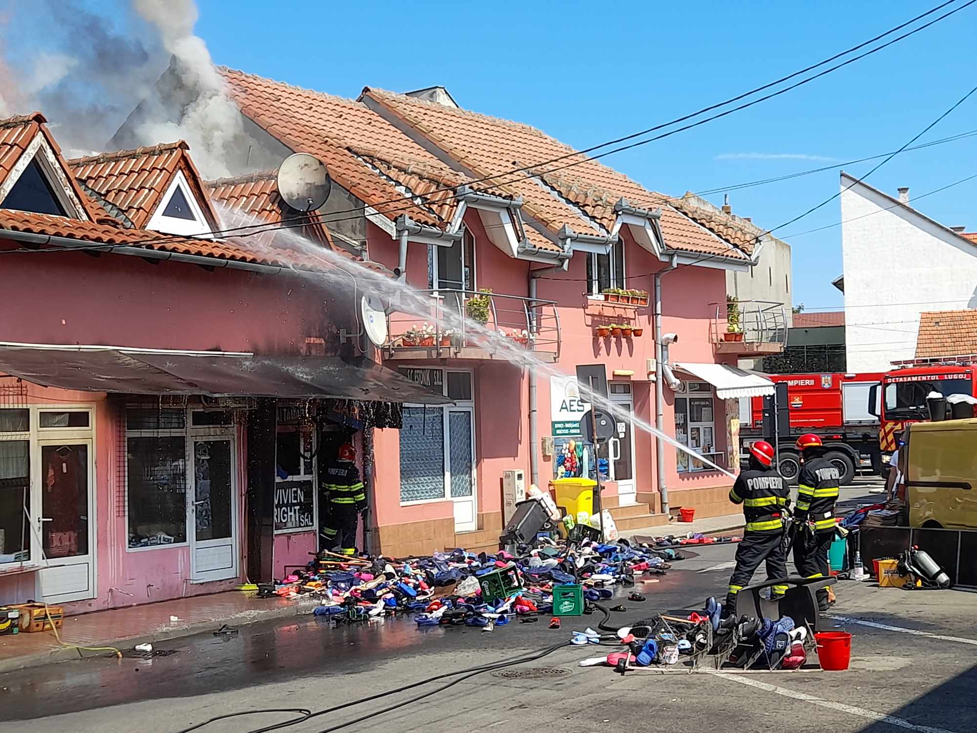 Incendiu în zona pieței din Lugoj! Un magazin a fost cuprins de flăcări
