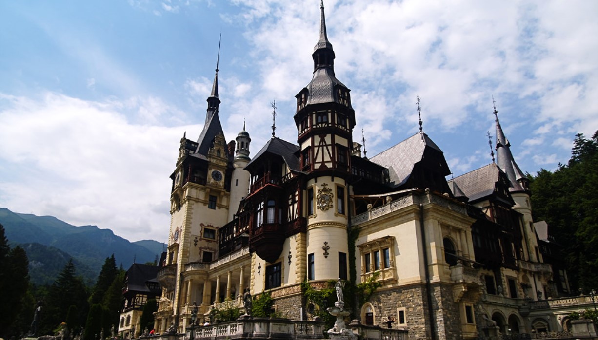 Turiştii pot vizita gratuit castelele Peleş şi Pelişor, de Ziua Naţională