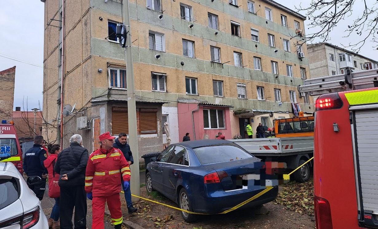 [FOTO] Explozie într-un bloc de garsoniere din Lugoj.
