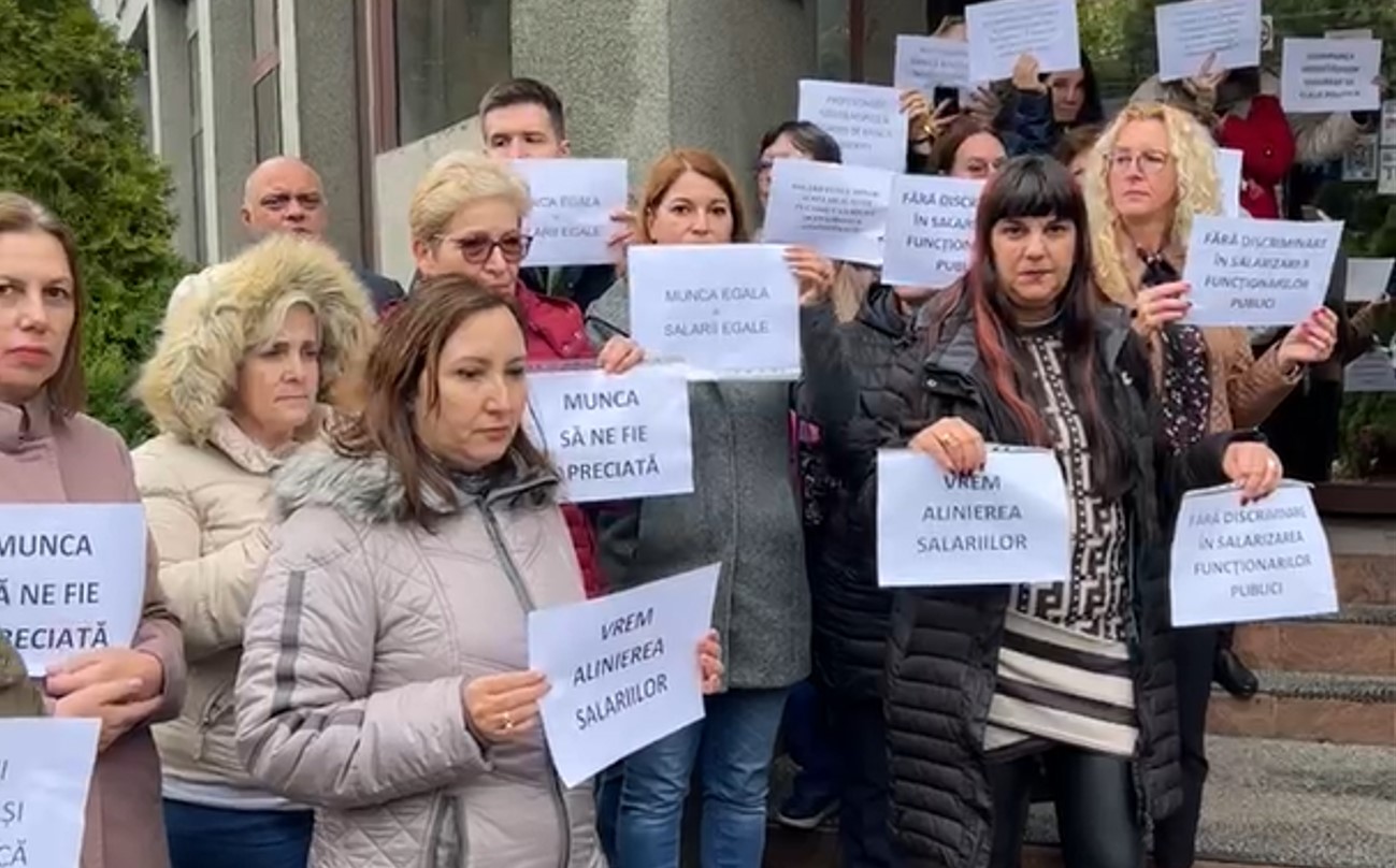 Protest spontan al angajaților de la Casa de Pensii și Direcția de Sănătate Publică din județul Timiș