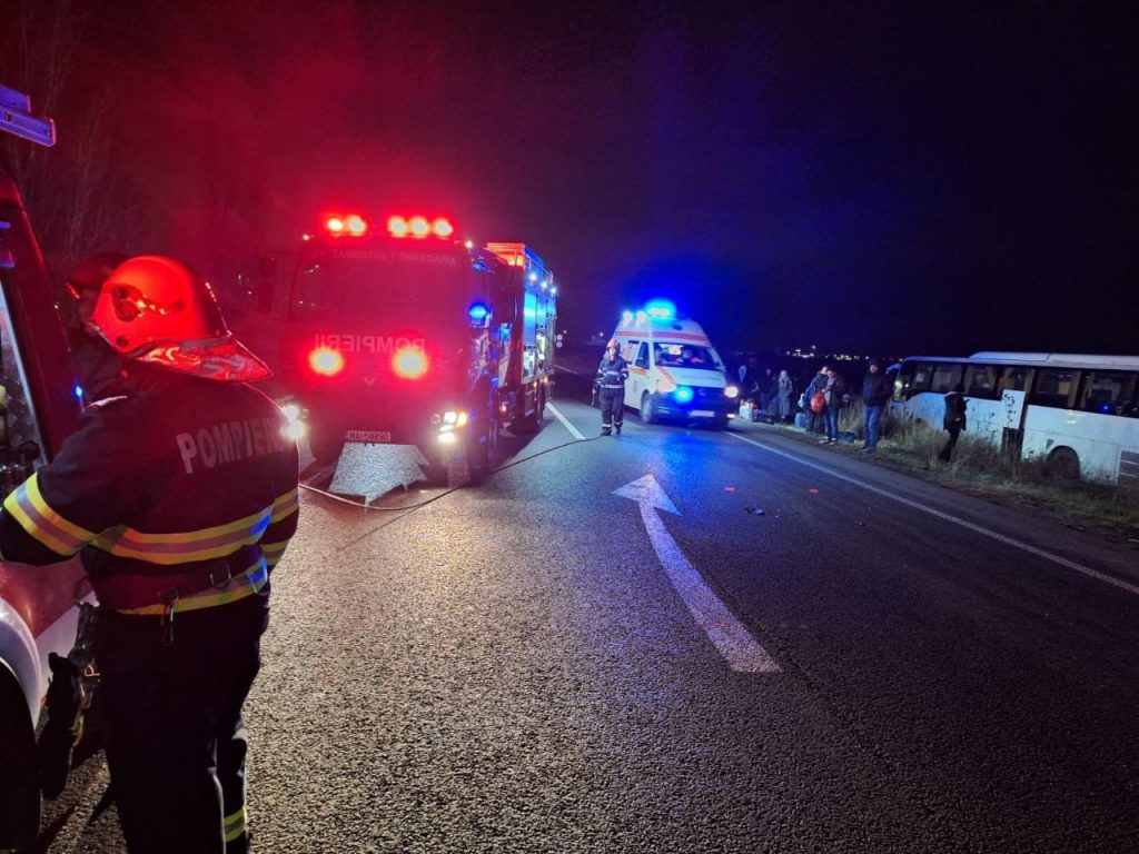 Accident rutier în care a fost implicat un autocar cu 52 de persoane în zona Remetea Mare.